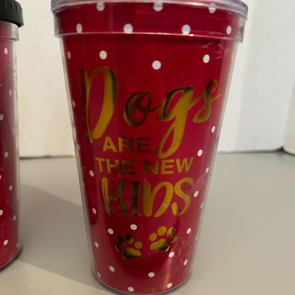 Two plastic cups - Picture 2 of 2